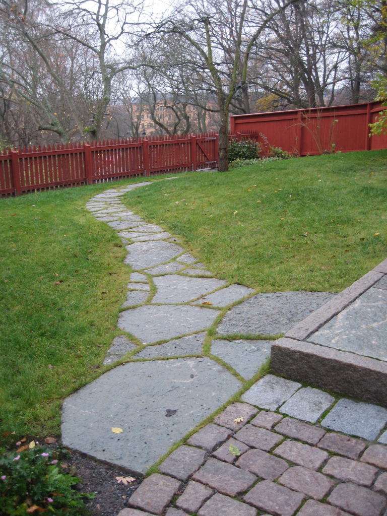 Gång i grå oregelbunden kalksten